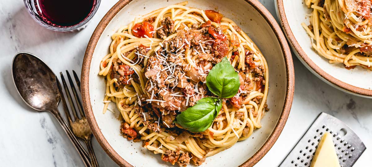 Easy Dinner Recipes - A bowl of Spaghetti bolognese